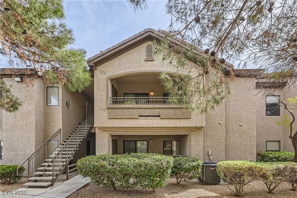 Exterior, Facade, Mediterranean