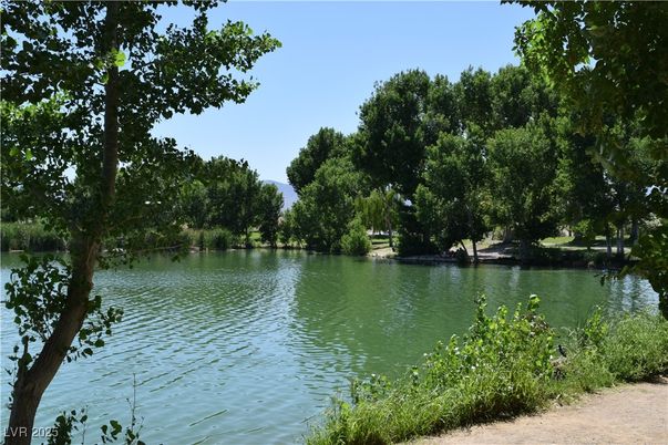 Exterior, Lake