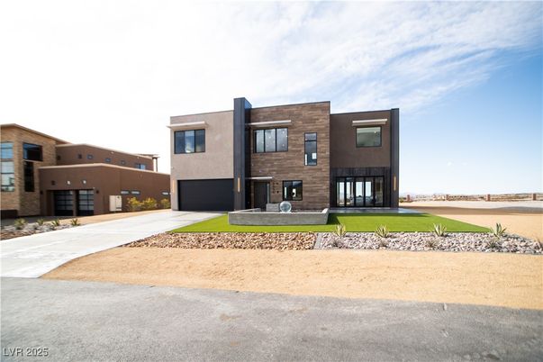Attached, Backyard, Exterior, Facade, Modern