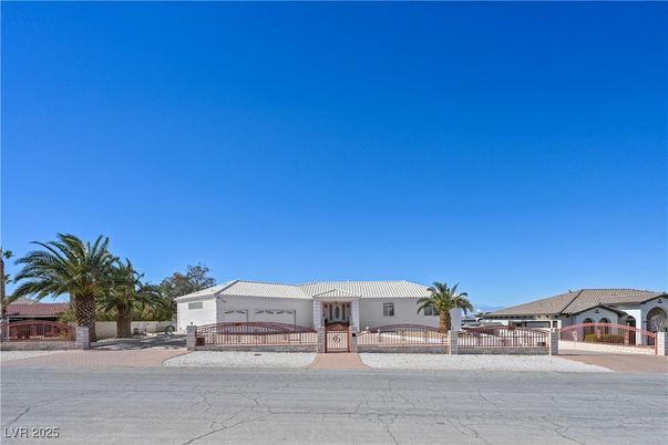 Attached, Exterior, Facade, Ranch