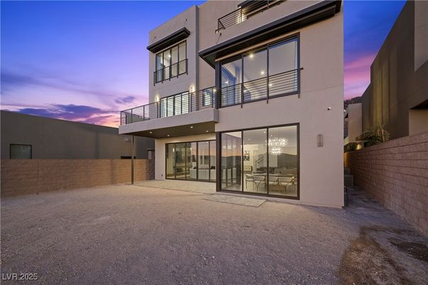 Backyard, Exterior, Facade, Modern