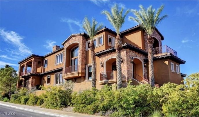 Exterior, Facade, Mediterranean