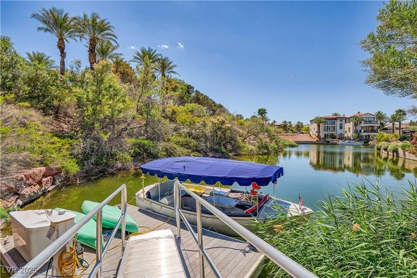 Exterior, Lake