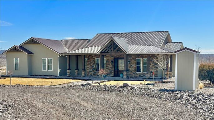 Backyard, Exterior, Facade, Ranch