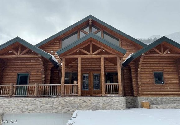 Exterior, Facade, Log Home