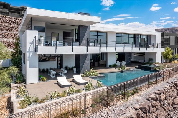 Exterior, Facade, Pool, Modern