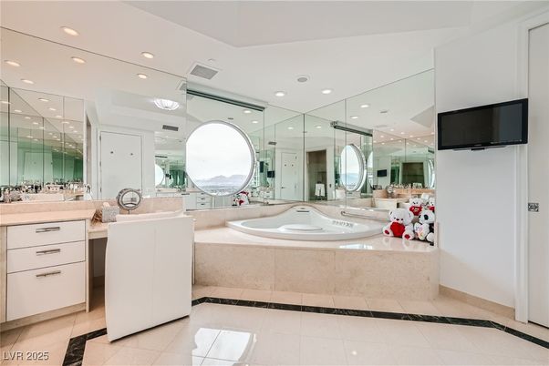 Bathroom, Dual Sink Vanities, Interior, Recessed Lighting