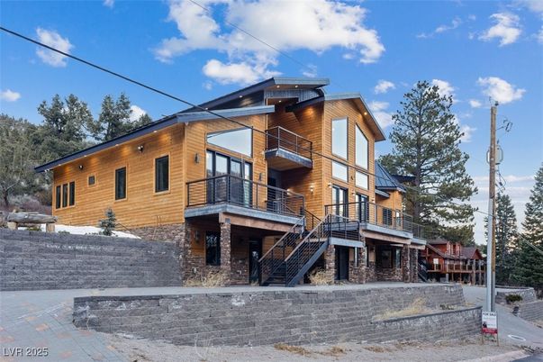 Exterior, Facade, Log Home