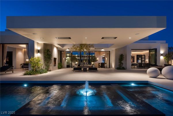 Exterior, Facade, Pool, Modern