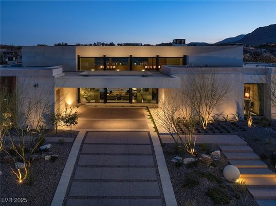 Exterior, Facade, Modern