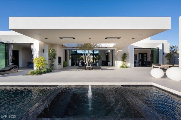 Exterior, Facade, Modern