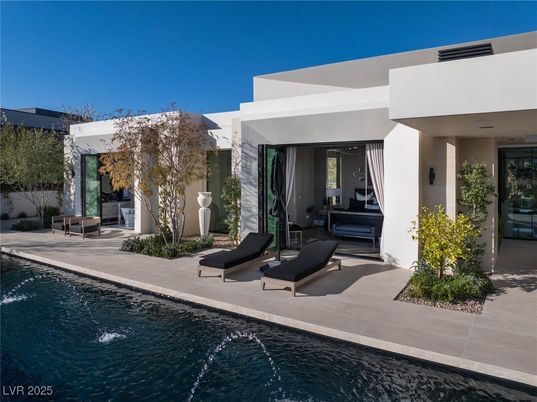 Exterior, Facade, Pool, Modern
