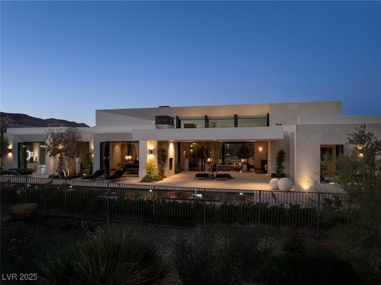 Backyard, Exterior, Facade, Modern
