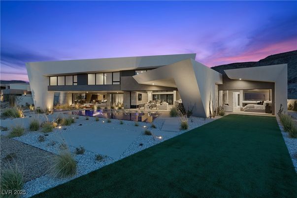 Backyard, Exterior, Facade, Modern