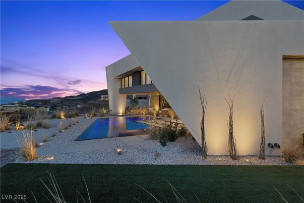 Backyard, Exterior, Facade, Modern
