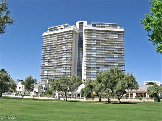 Exterior, Facade, Highrise