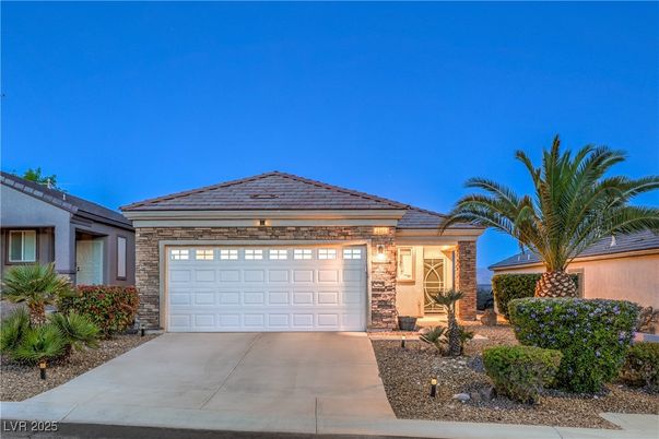 Attached, Exterior, Facade, Ranch
