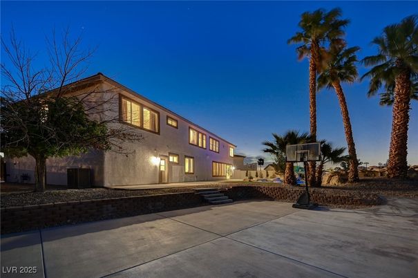 Exterior, Facade, Modern