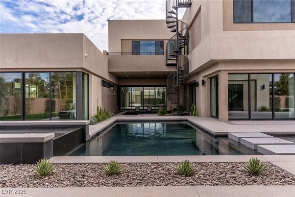 Exterior, Facade, Pool, Modern