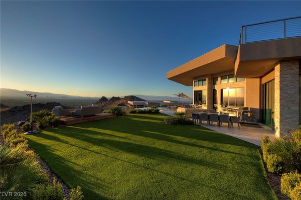Backyard, Exterior, Facade, Modern