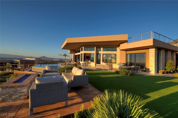 Backyard, Exterior, Facade, Pool, Modern