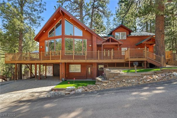 Exterior, Facade, Log Home