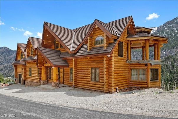 Exterior, Facade, Log Home
