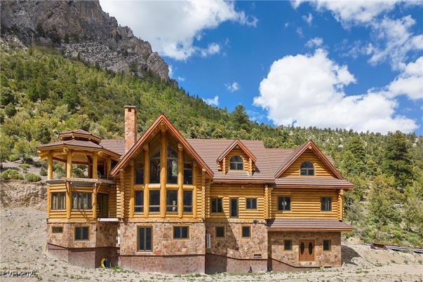 Exterior, Facade, Log Home