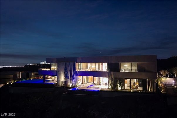 Backyard, Exterior, Facade, Modern