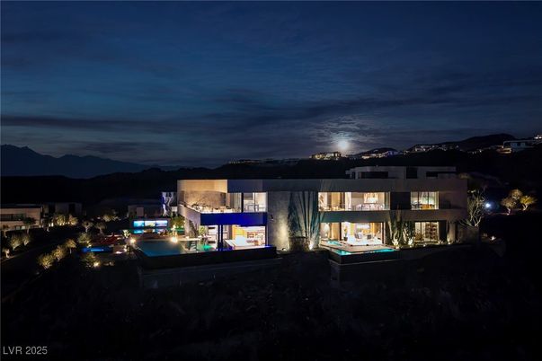 Backyard, Exterior, Facade, Pool, Modern