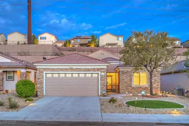 Attached, Exterior, Facade, Ranch