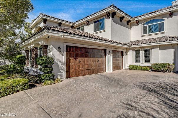 Attached, Exterior, Facade, Mediterranean