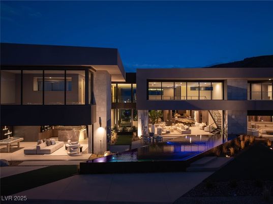 Exterior, Facade, Pool, Modern