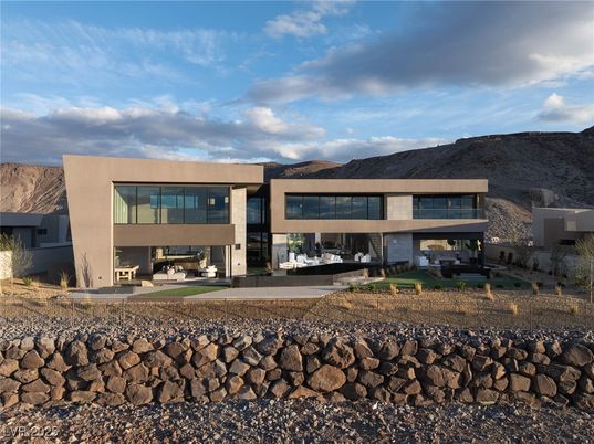 Backyard, Exterior, Facade, Modern