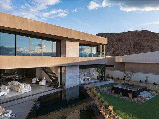 Exterior, Facade, Modern