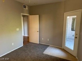 Empty room, Interior