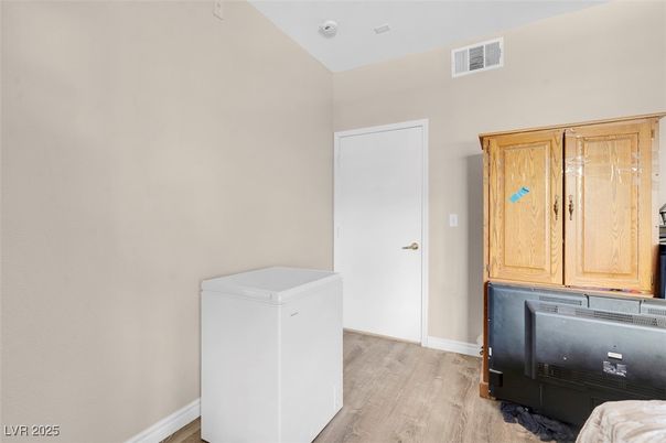 Interior, Washer, Wood Texture Flooring