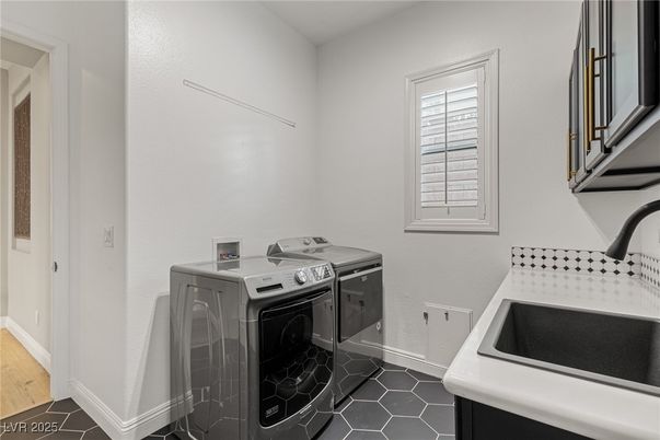 Interior, Washer, Wood Texture Flooring