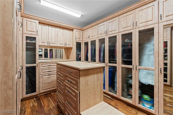 Interior, Walk-in Closets, Wood Texture Flooring