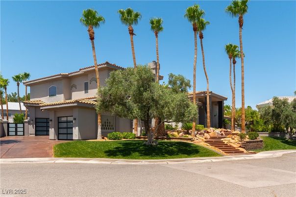 Attached, Exterior, Facade, Mediterranean