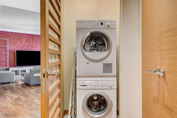 Interior, Utility Closets, Washer, Wood Texture Flooring