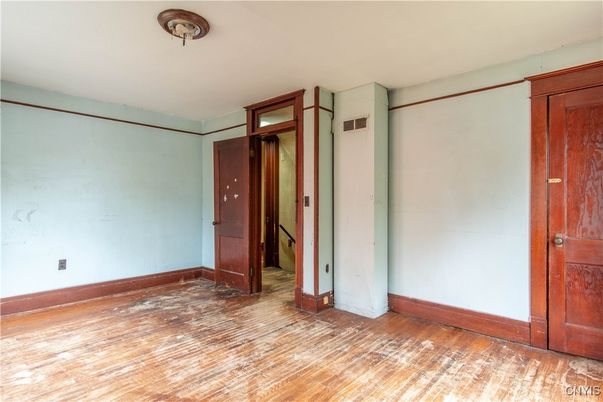 Empty room, Interior