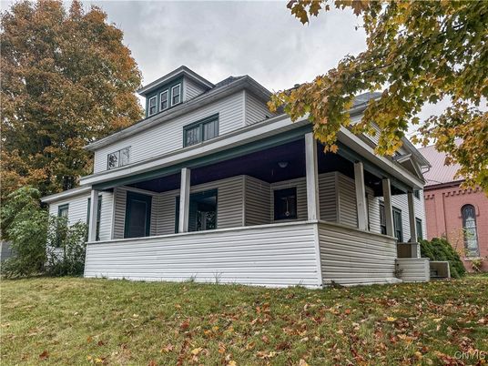 Exterior, Facade, American Foursquare