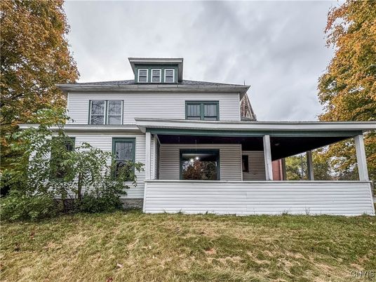 Exterior, Facade, American Foursquare
