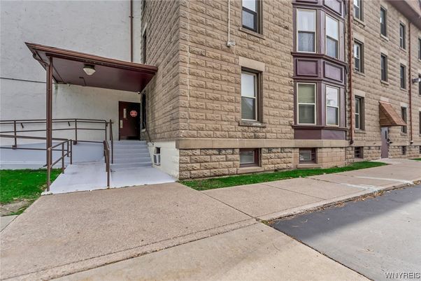 Attached, Exterior, Facade, Rowhouse