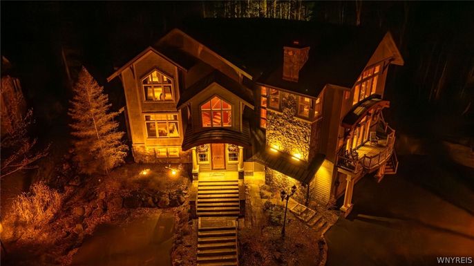 Exterior, Facade, Log Home
