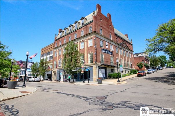 Exterior, Facade, Brick Facade, Chicago School