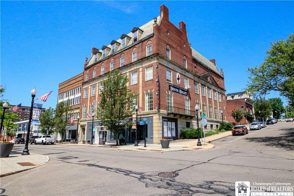 Exterior, Facade, Brick Facade, Chicago School