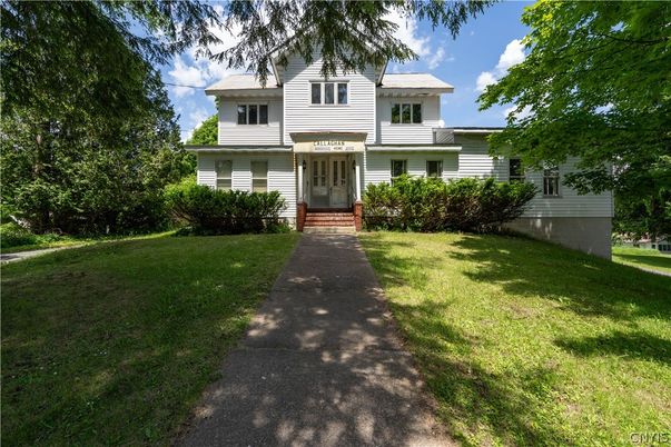 Exterior, Facade, Raised Ranch