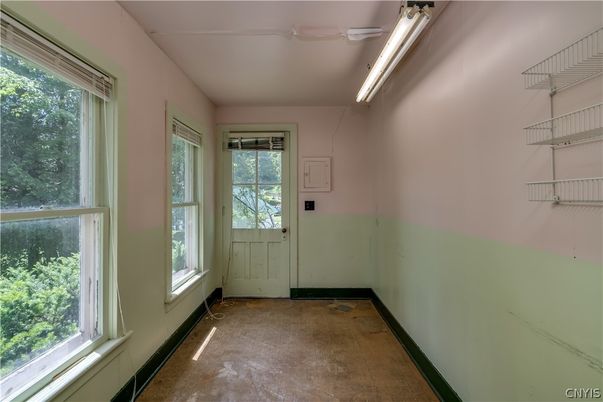 Empty room, Interior